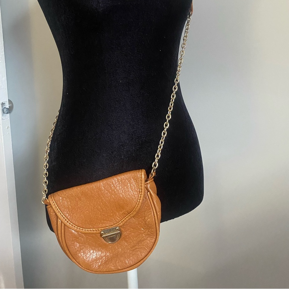 Cute Tan crossbody with a chain strap